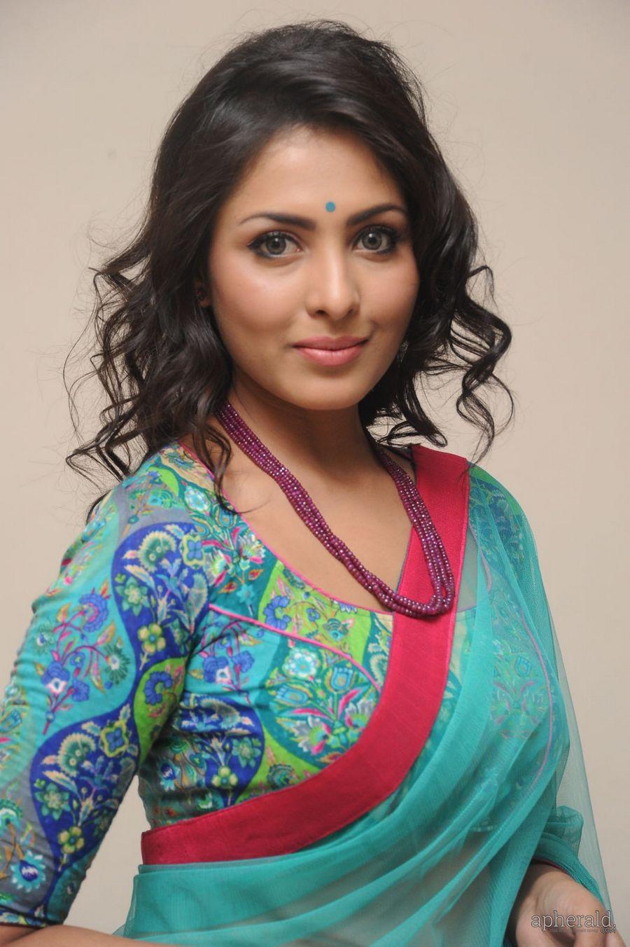Madhu Shalini Half Saree Photos