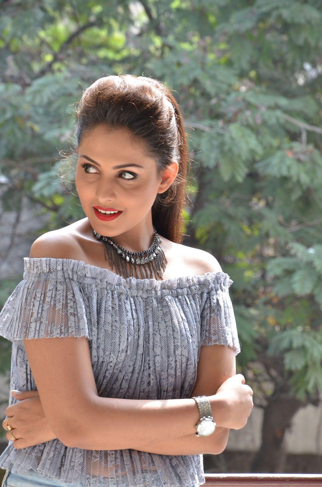 Madhu Shalini Latest Cute Pics