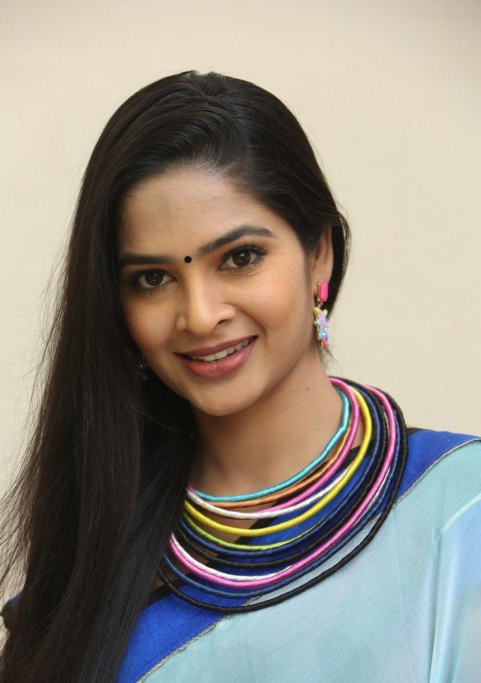 Madhumitha Beautiful Saree Pics