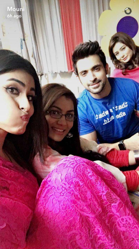 Naagin Actress Mouni Roy Pics goes viral on Social Media