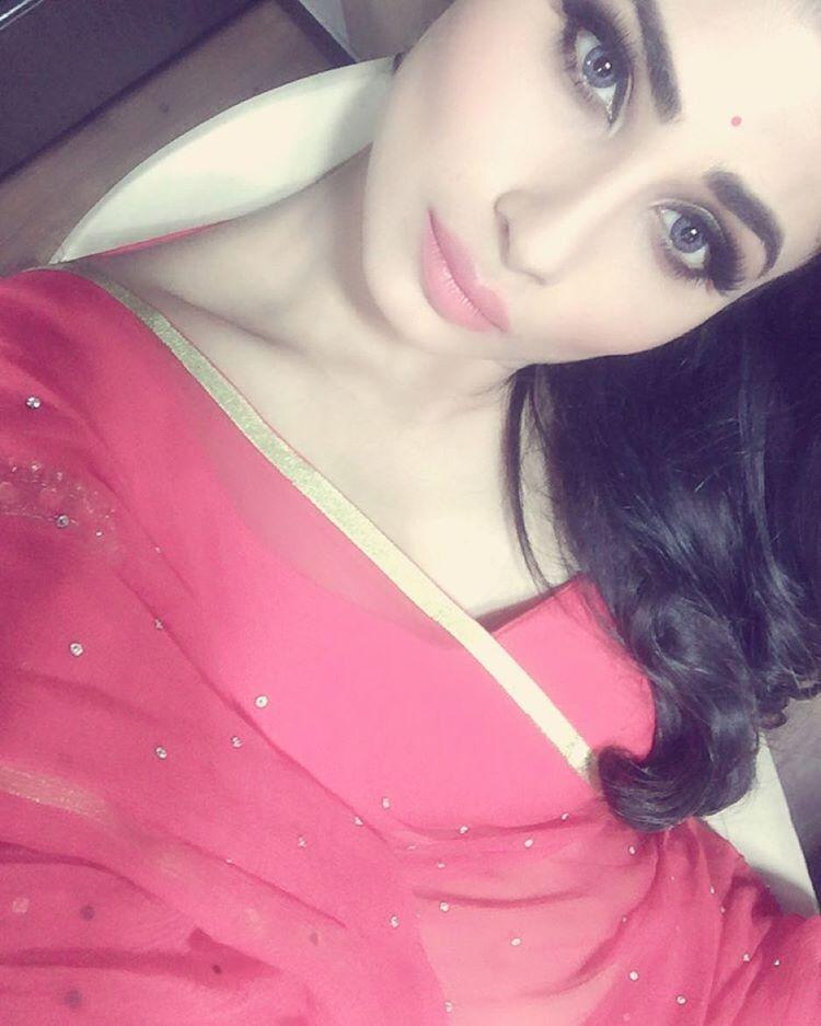 Naagin Actress Mouni Roy Pics goes viral on Social Media