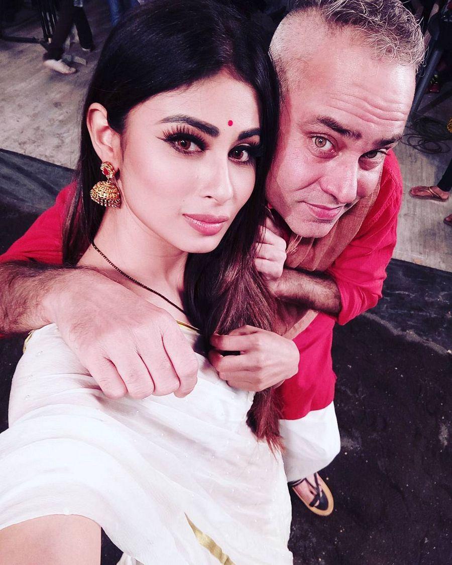 Naagin Actress Mouni Roy Pics goes viral on Social Media