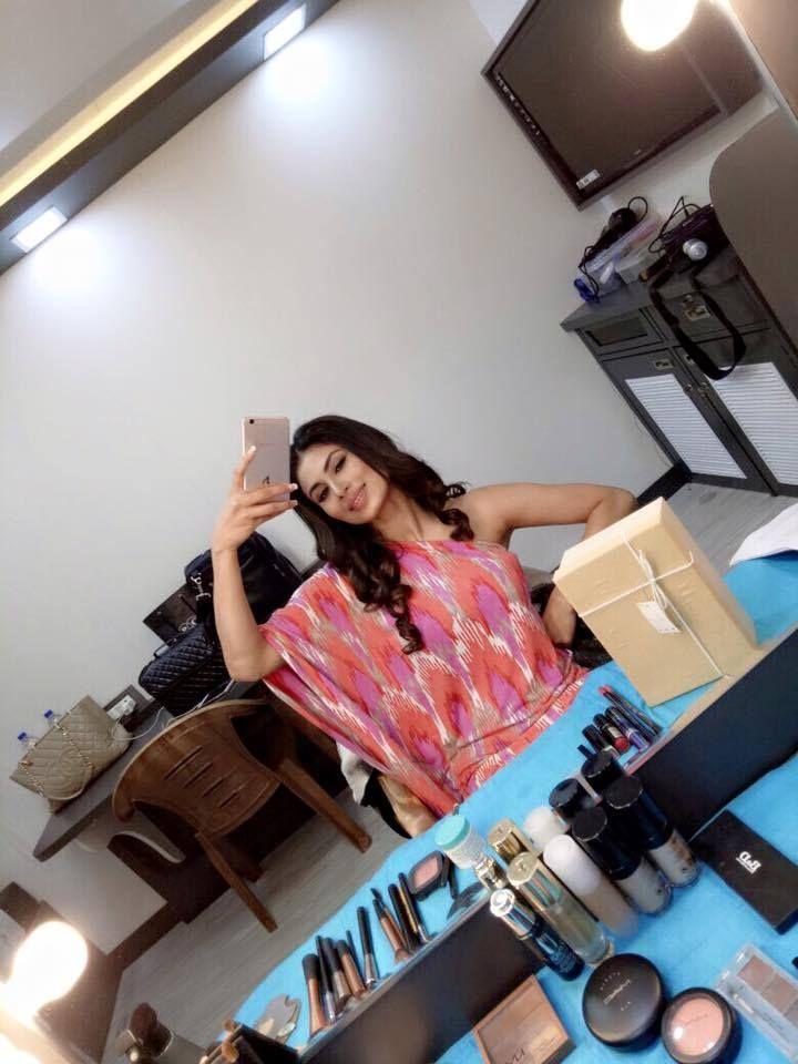 Naagin Actress Mouni Roy Pics goes viral on Social Media