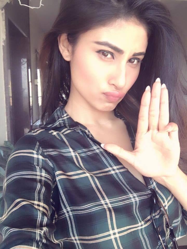 Naagin Actress Mouni Roy Pics goes viral on Social Media