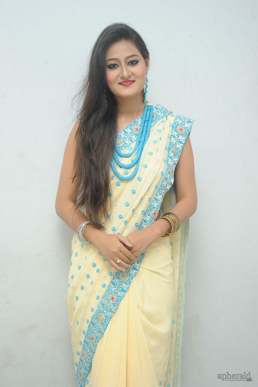 Nilofar Sexy Saree Pics