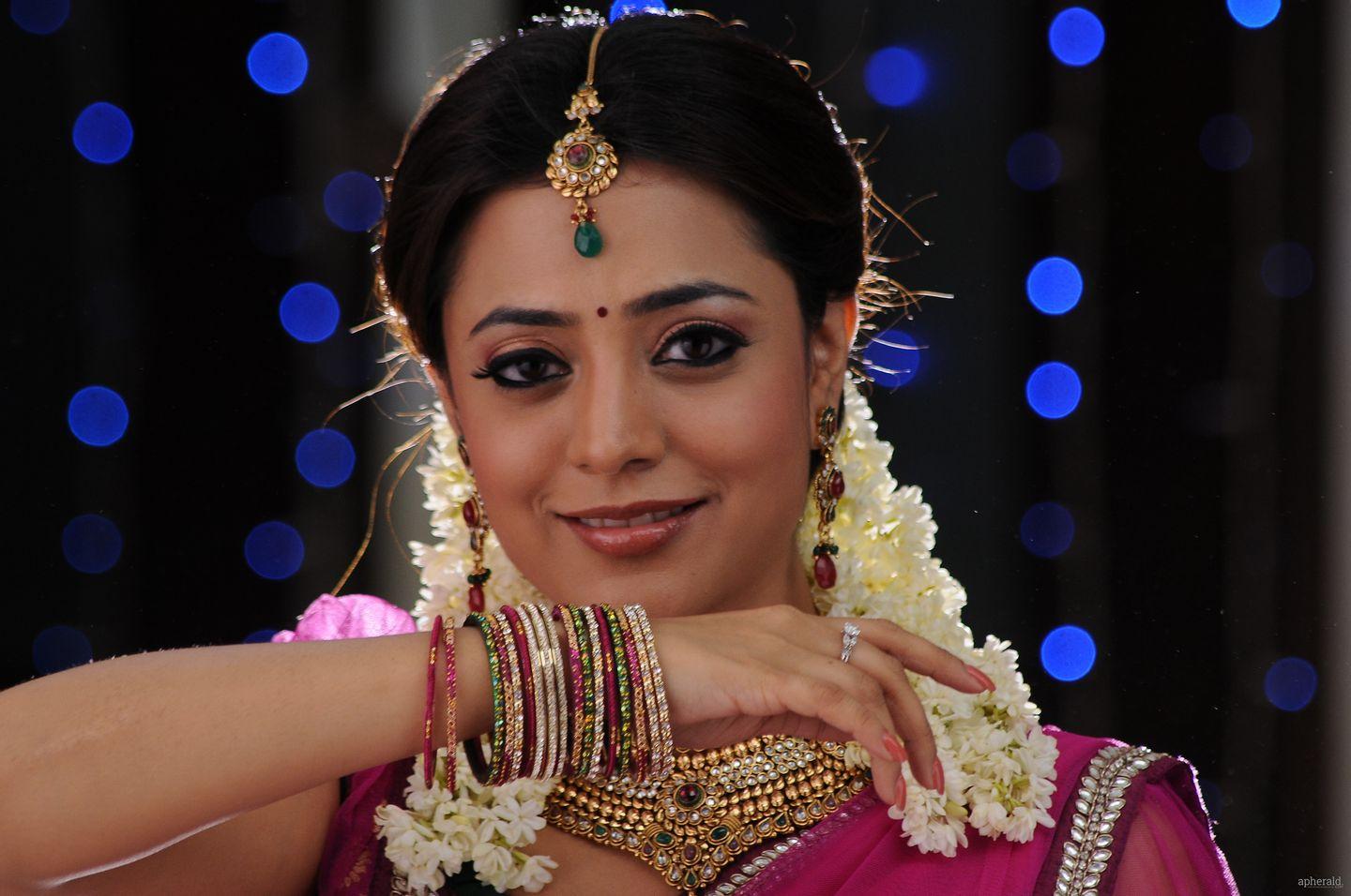 Nisha Agarwal Half Saree Pics