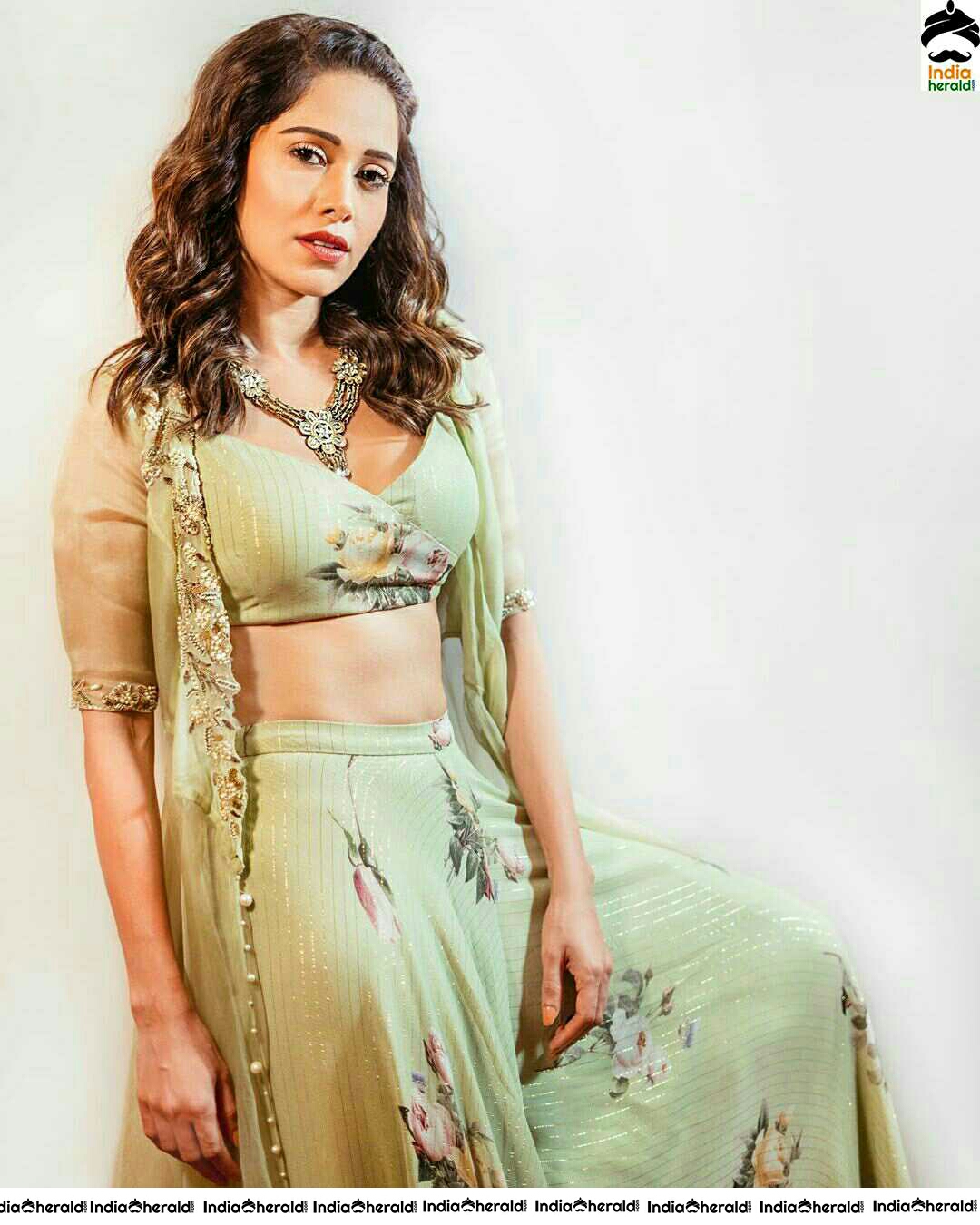 Nushrat Bharucha Shows Her Sexy Waist Line In Green Attire 