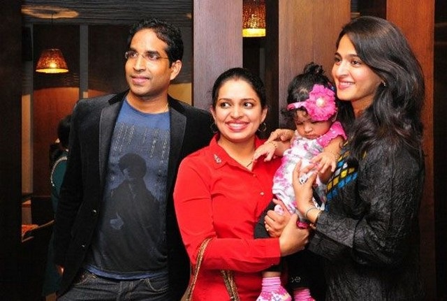 anushka-shetty-with-her-family