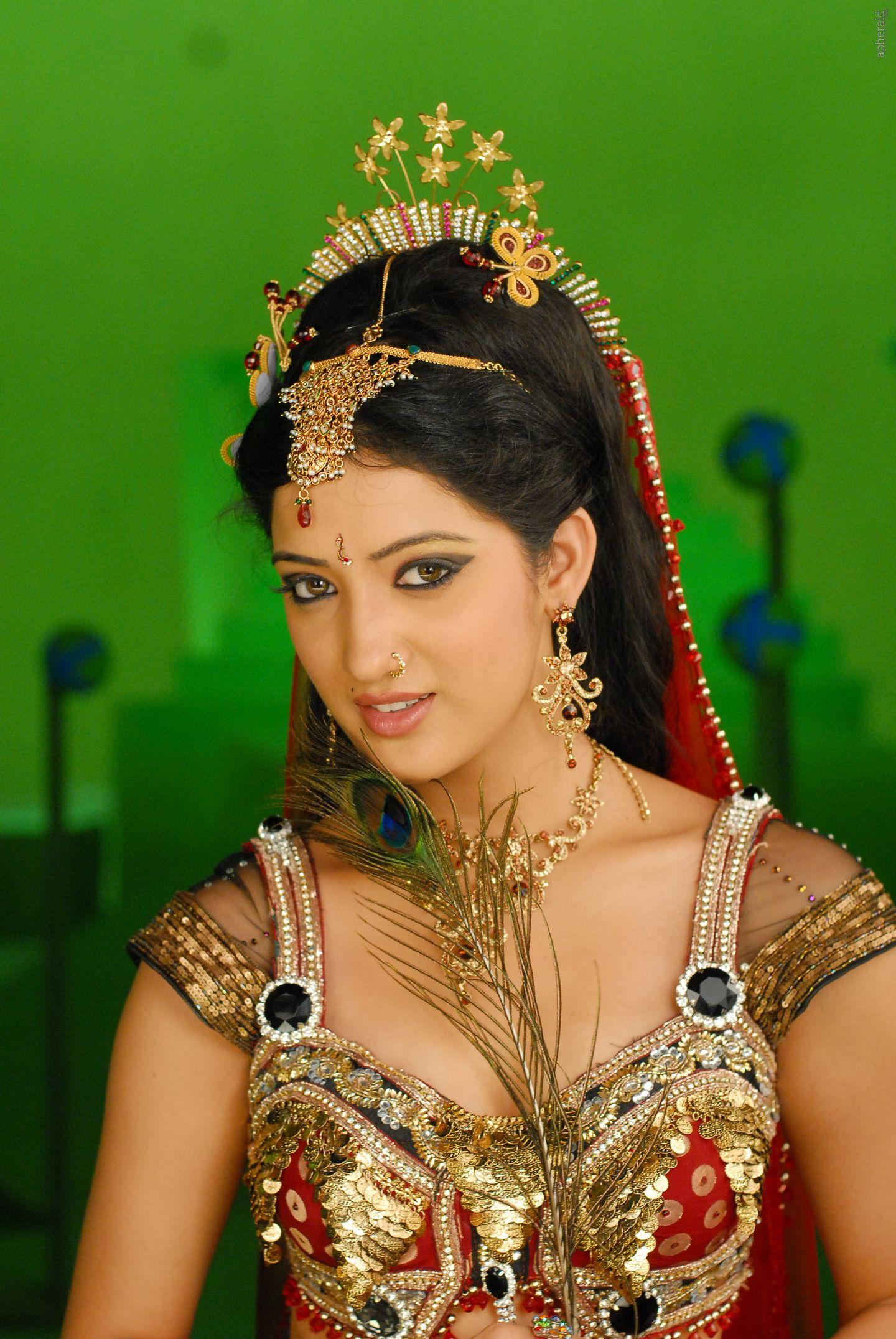 Richa Panai Beautiful Saree Images