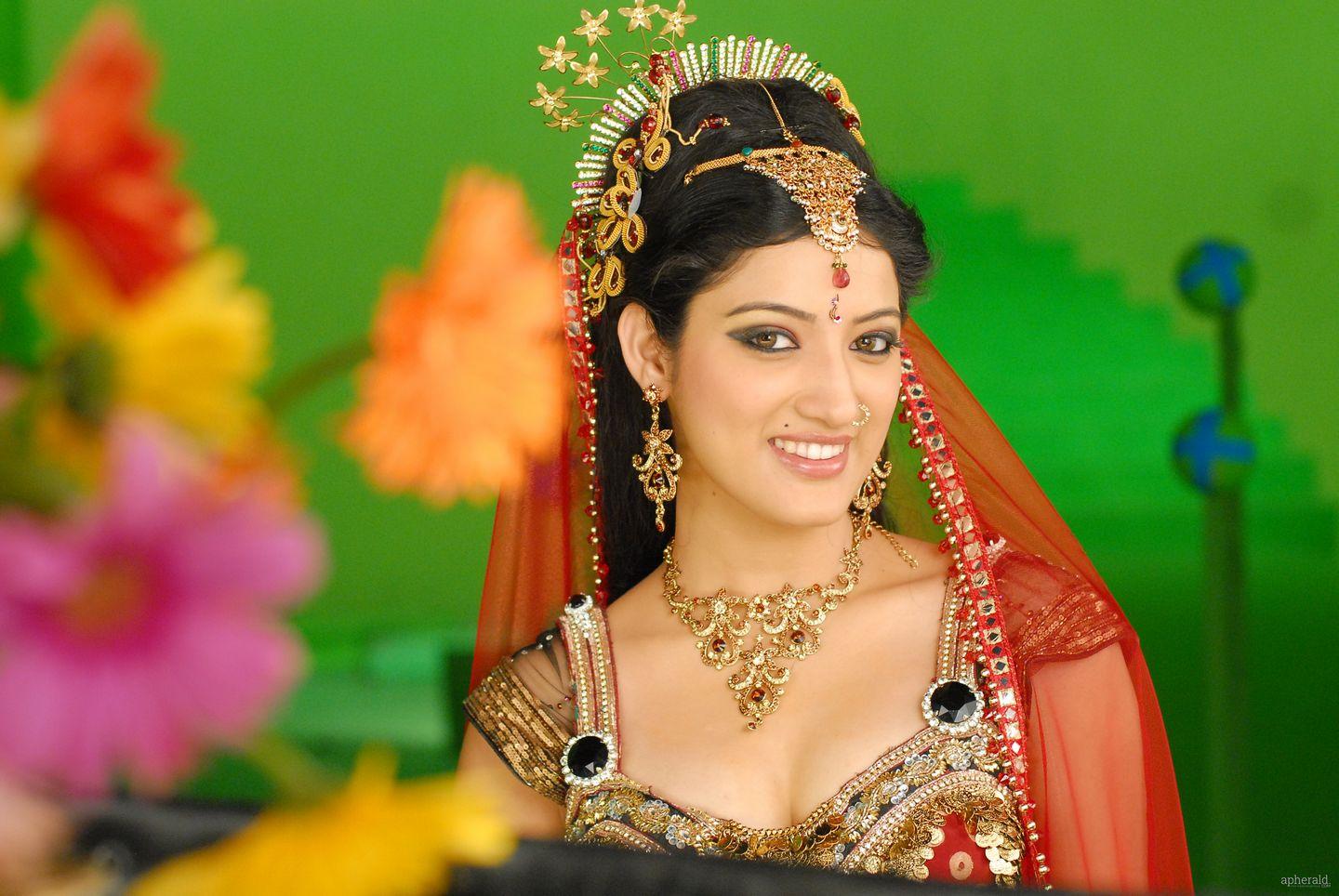 Richa Panai Beautiful Saree Images