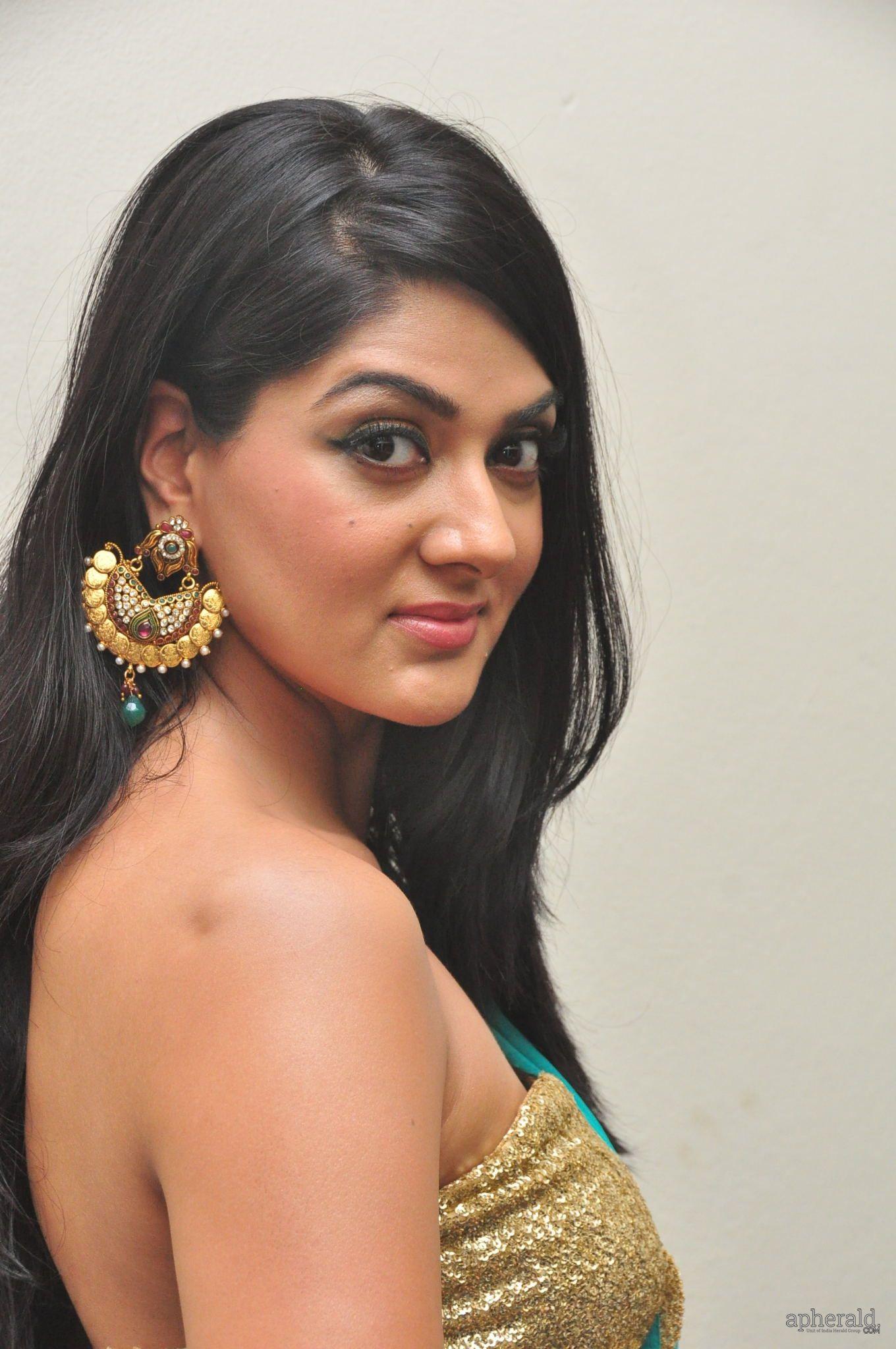 Sakshi Chowdary Hot Saree Pics