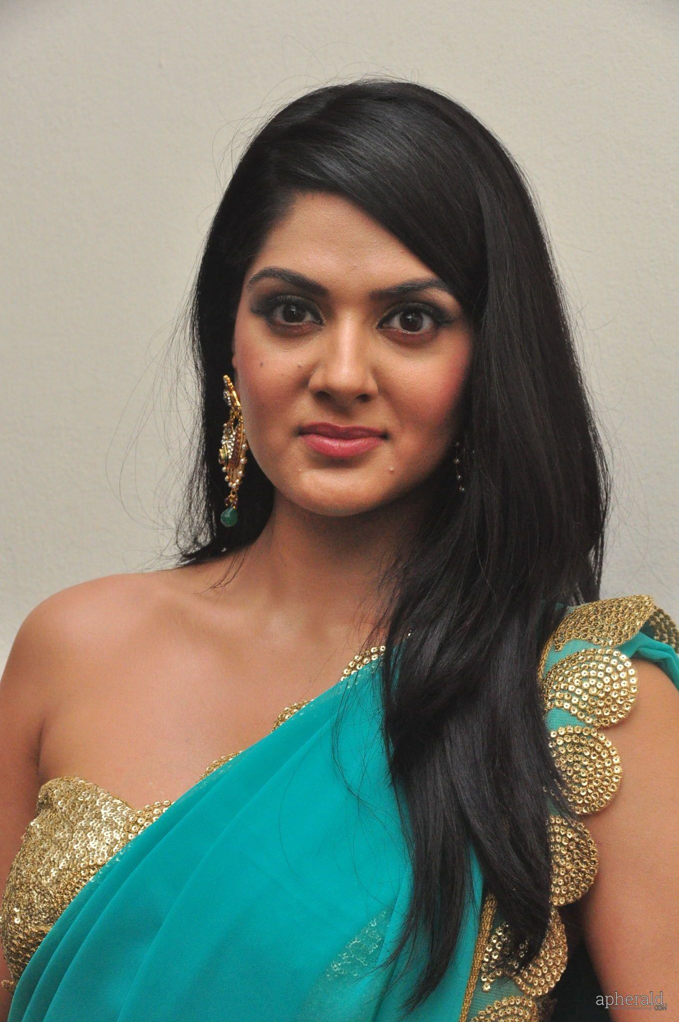 Sakshi Chowdary Hot Saree Pics