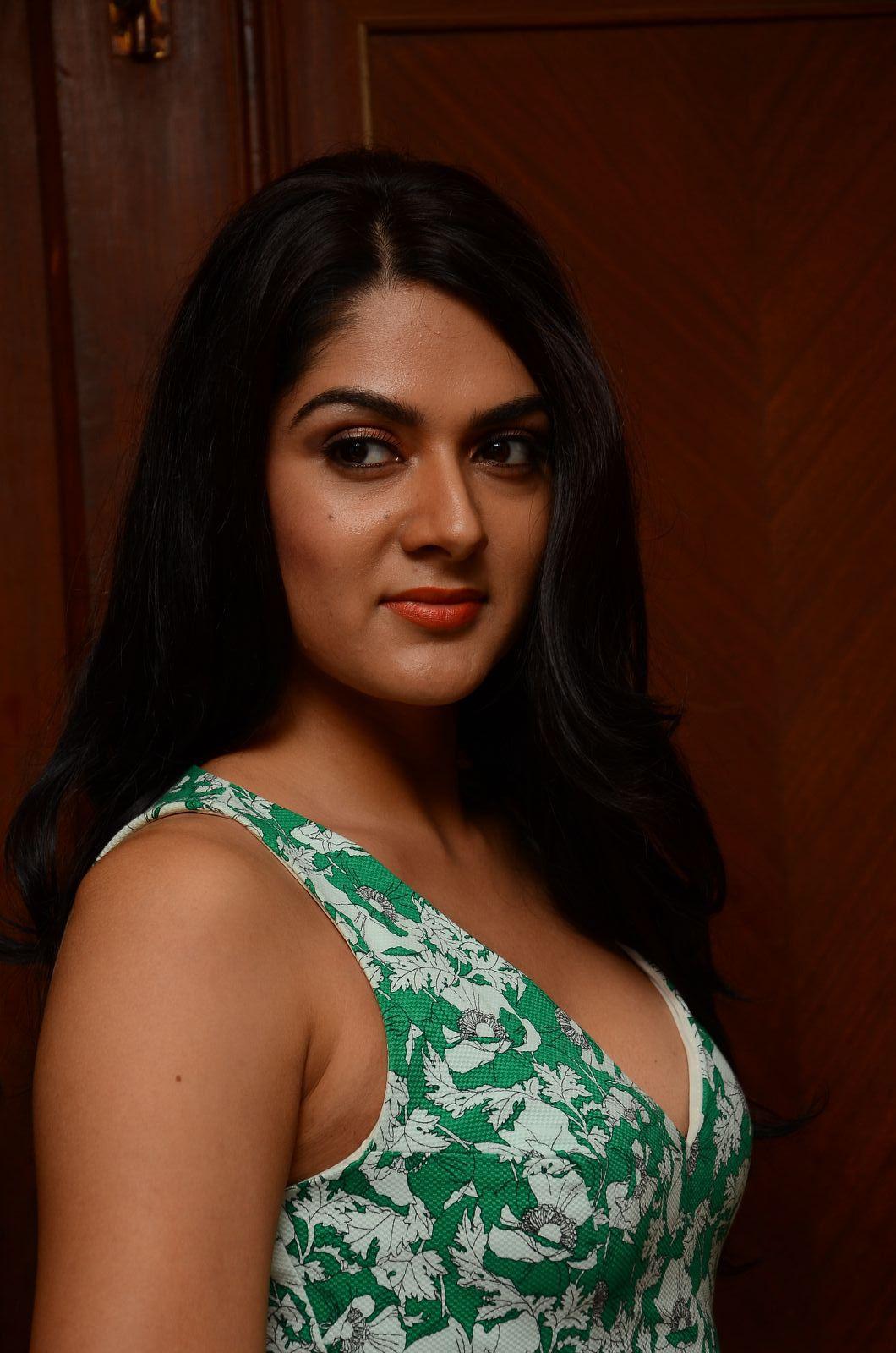 Sakshi Sexy Hot Pics