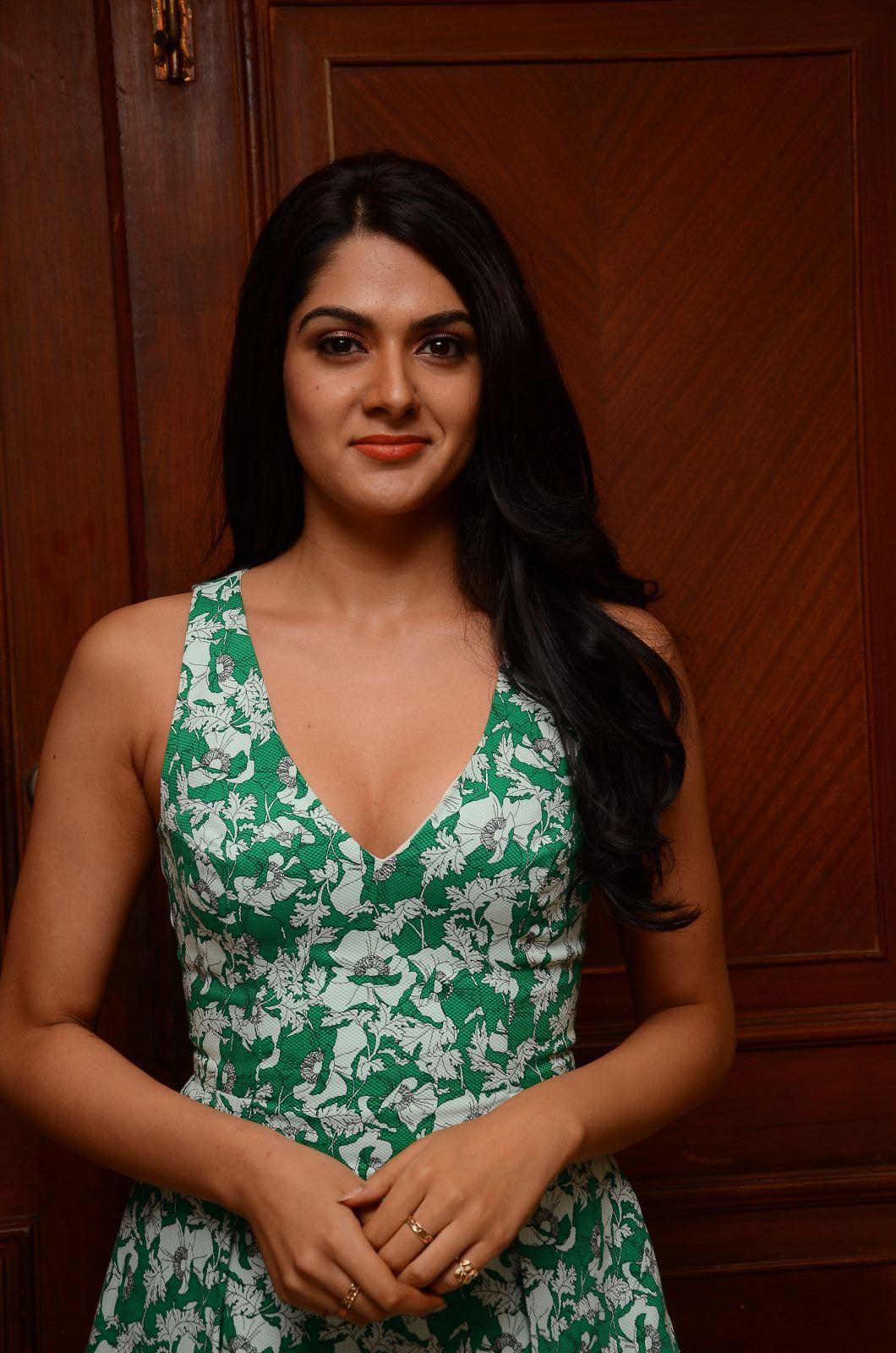 Sakshi Sexy Hot Pics