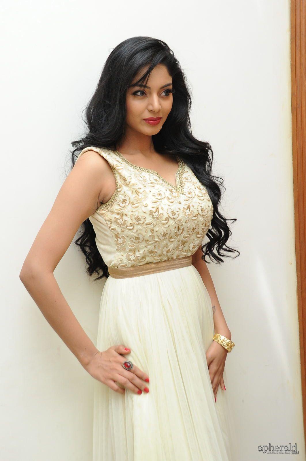 Sanam Shetty Cute Photos