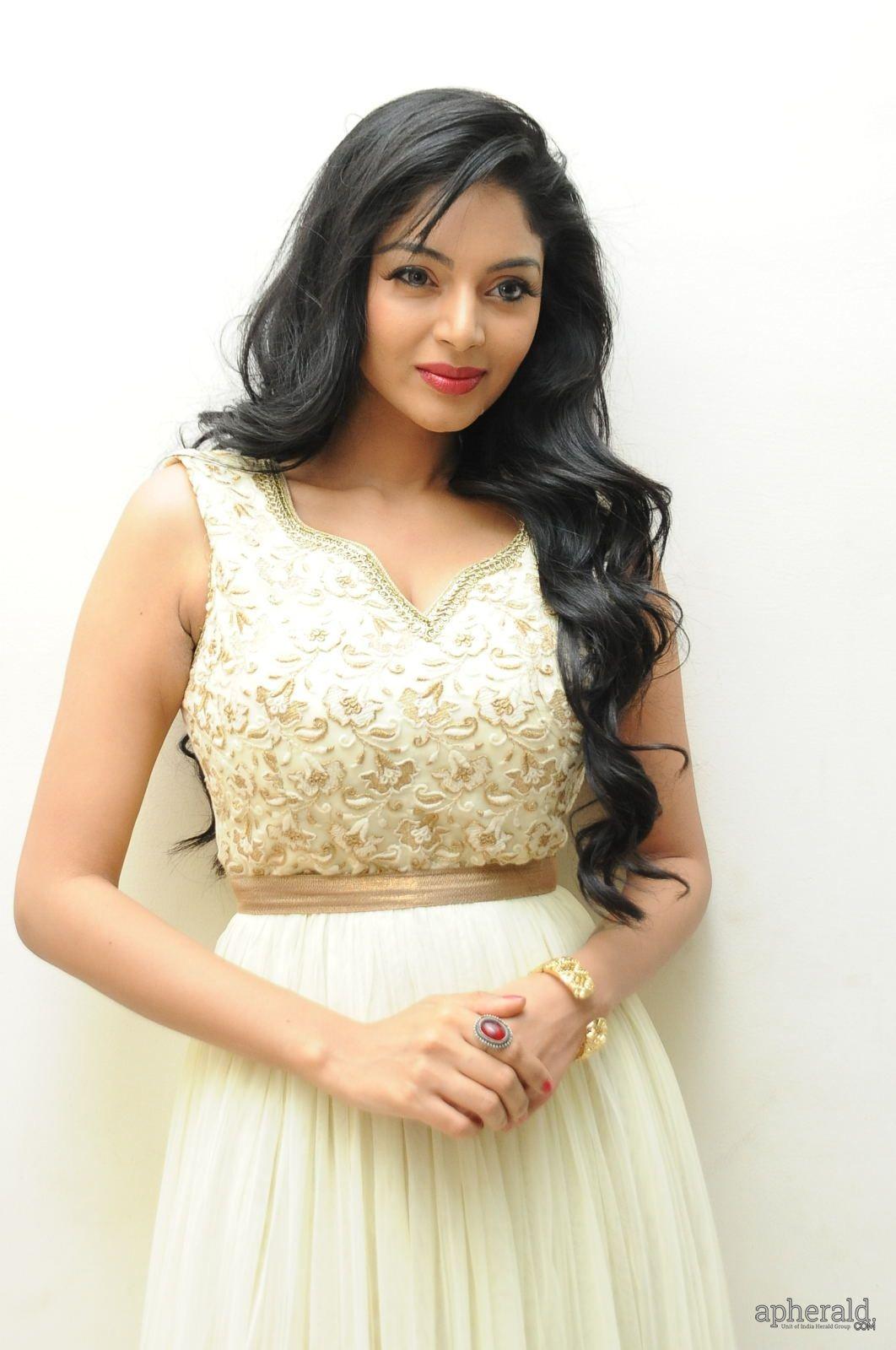 Sanam Shetty Cute Photos