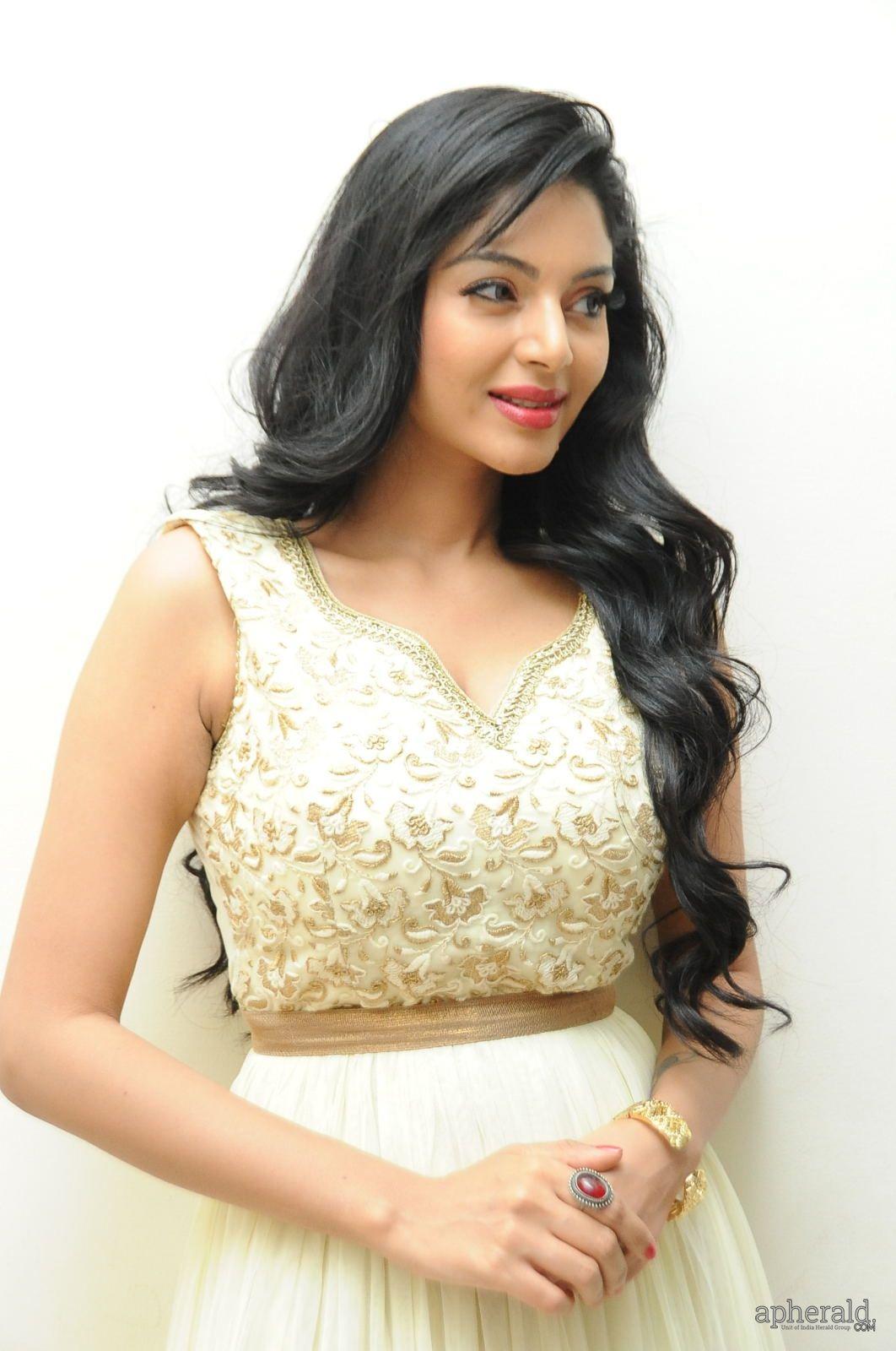 Sanam Shetty Cute Photos