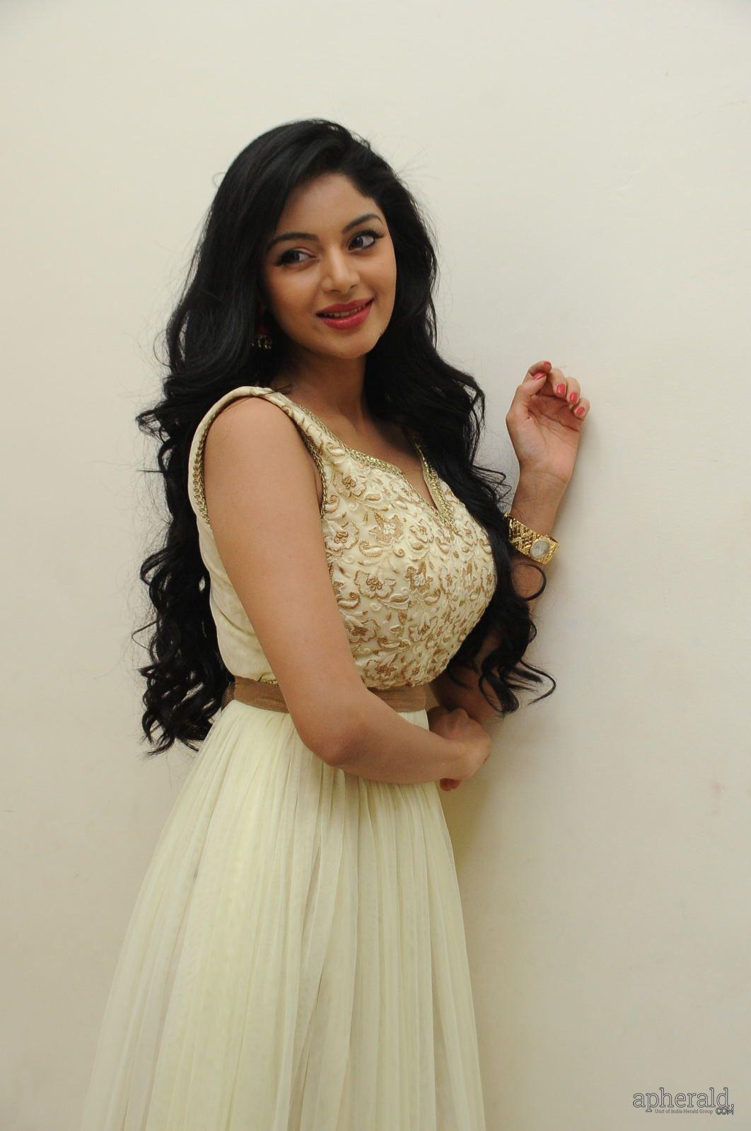 Sanam Shetty Cute Photos