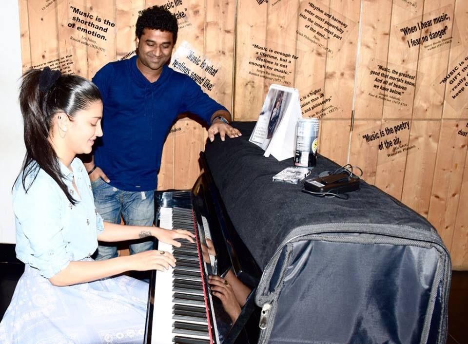 Shruti Hassan Learning Music Photos