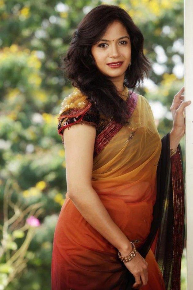 Singer Sunitha Hot in Saree Images