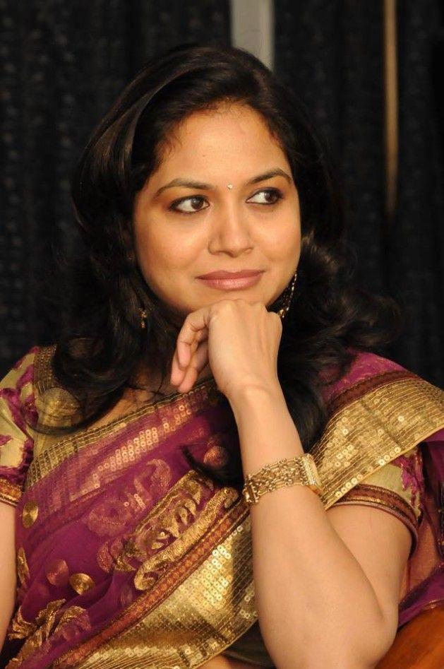 Singer Sunitha Hot in Saree Images