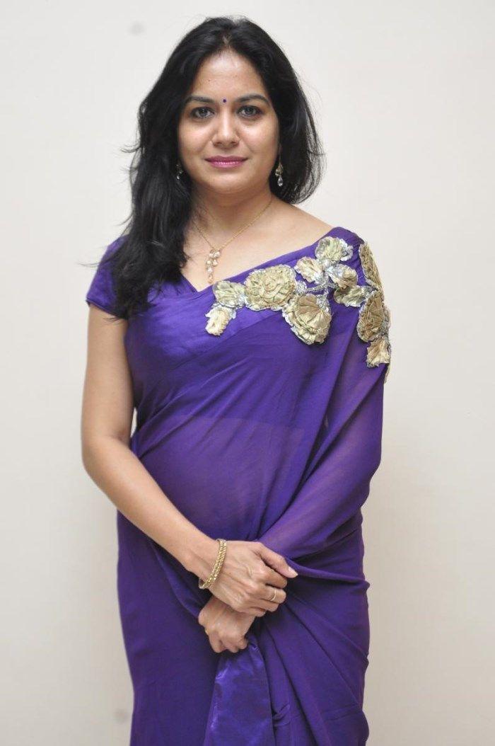 Singer Sunitha Hot in Saree Images