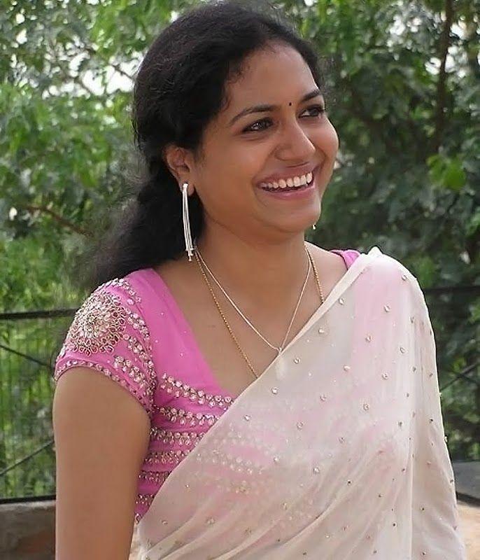 Singer Sunitha Hot in Saree Images