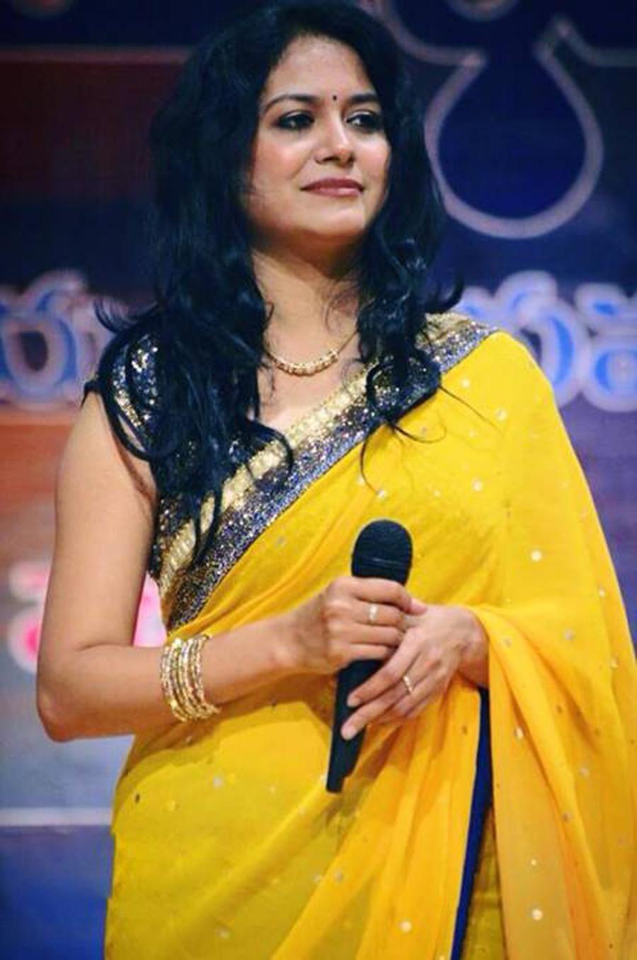 Singer Sunitha Hot in Saree Images