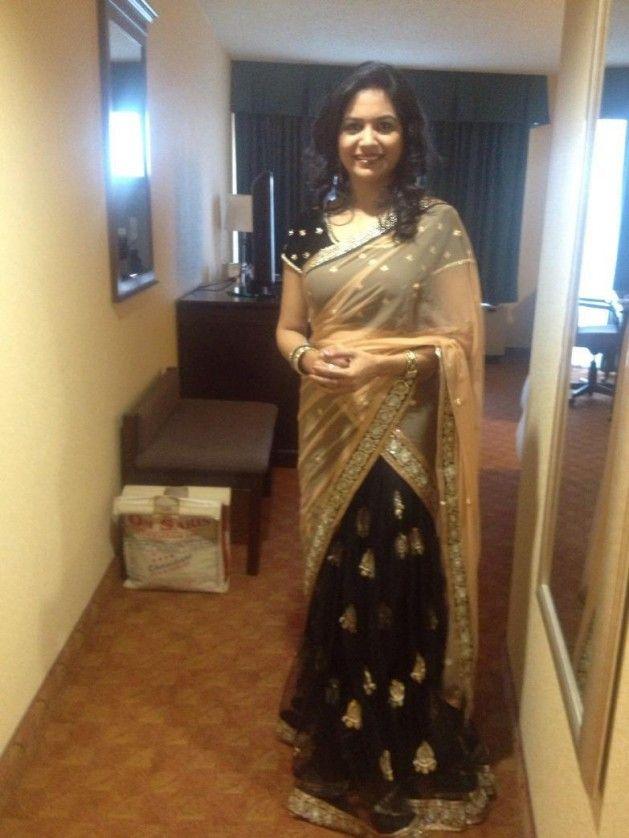 Singer Sunitha Hot in Saree Images