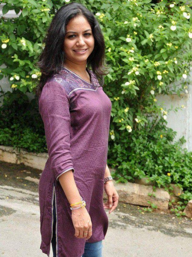 Singer Sunitha Hot in Saree Images