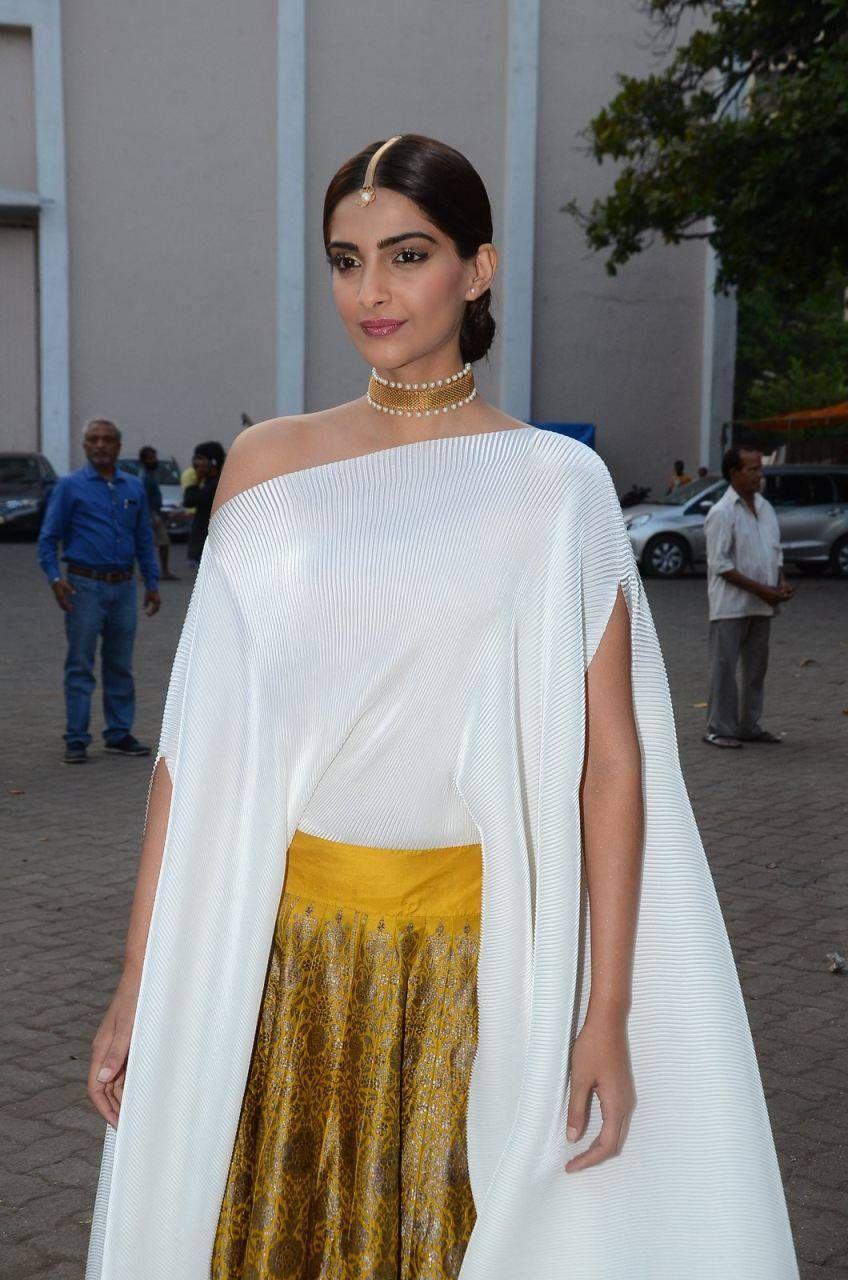 Sonam Kapoor Pics At Prem Ratan Dhan Payo Promotions