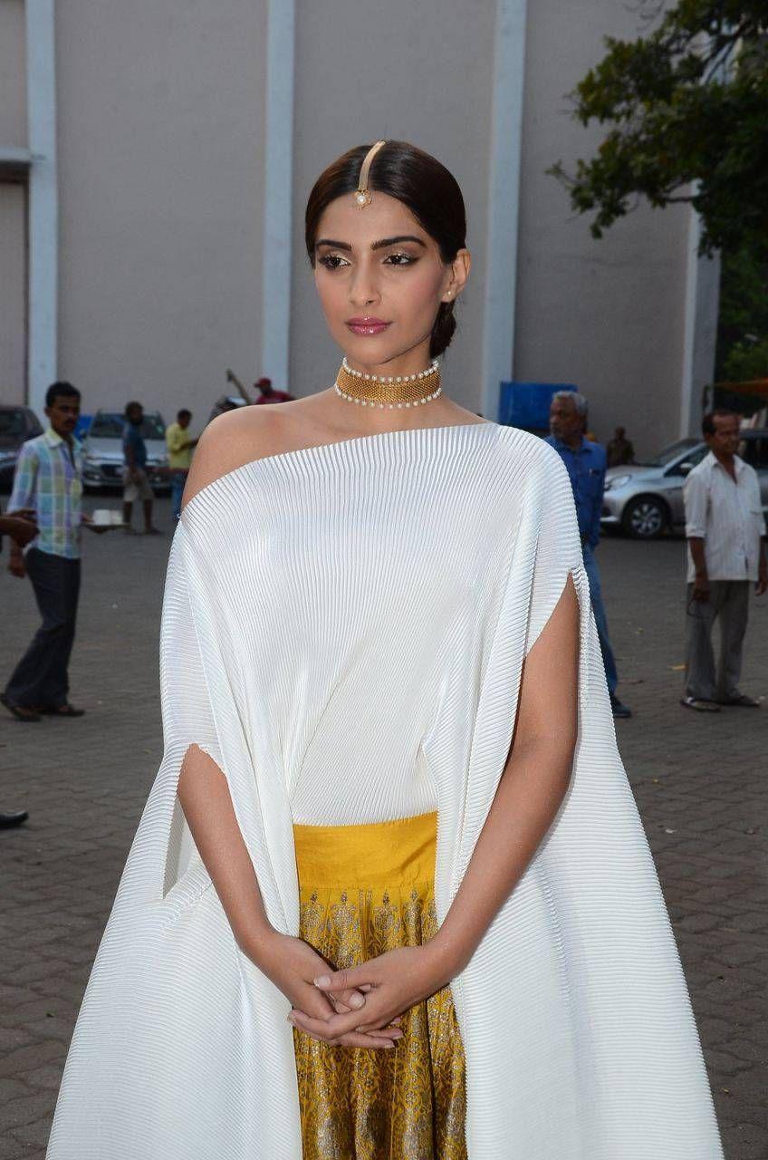 Sonam Kapoor Pics At Prem Ratan Dhan Payo Promotions