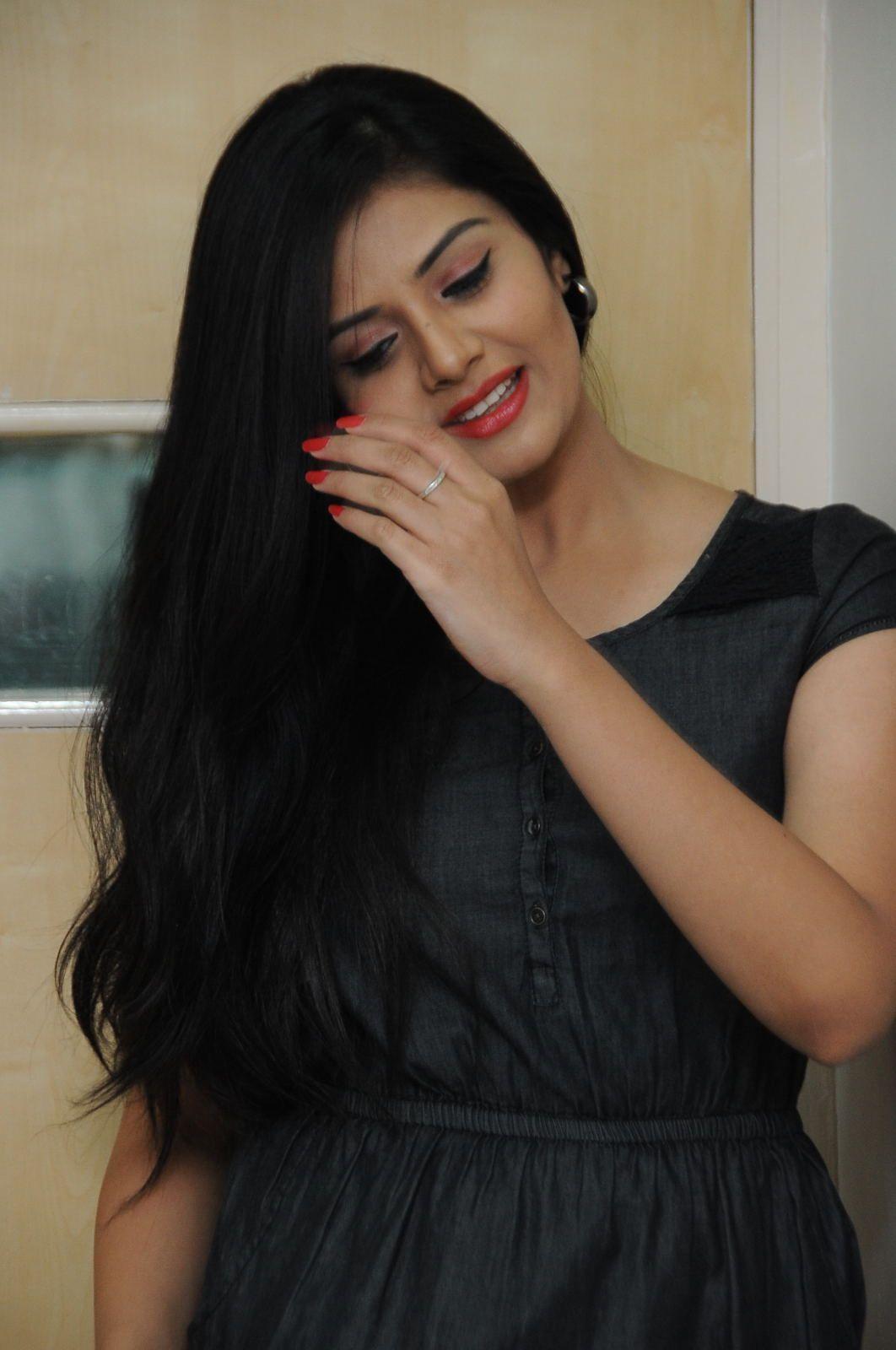 Sree Mukhi Cute Pics