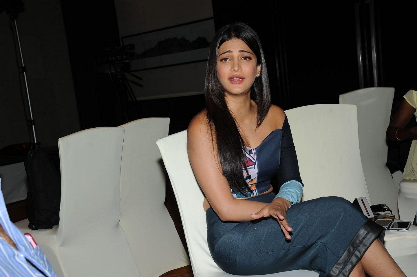 Sruthi Hassan Latest Pics