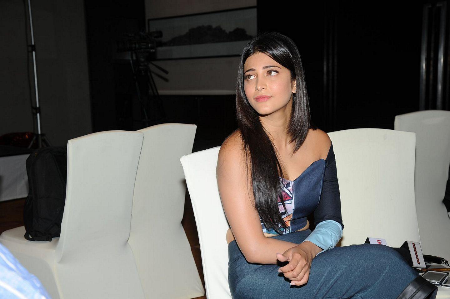 Sruthi Hassan Latest Pics