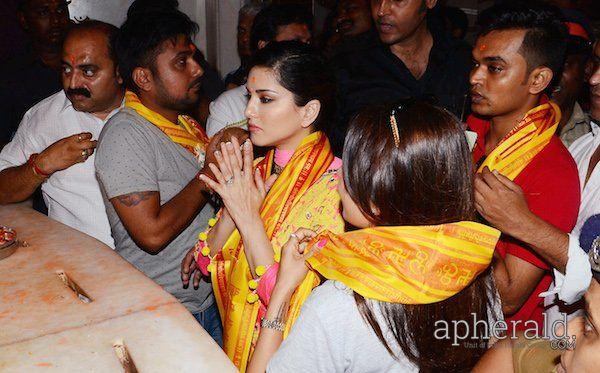 Sunny Leone Prays At Siddhivinayak Temple