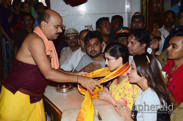 Sunny Leone Prays At Siddhivinayak Temple