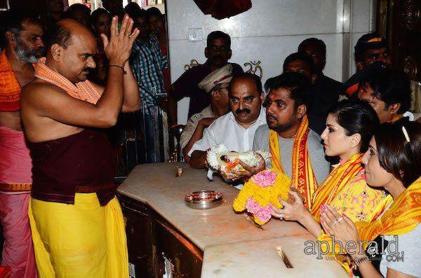 Sunny Leone Prays At Siddhivinayak Temple