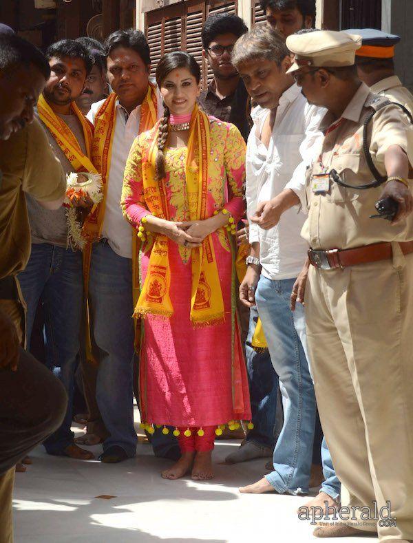 Sunny Leone Prays At Siddhivinayak Temple