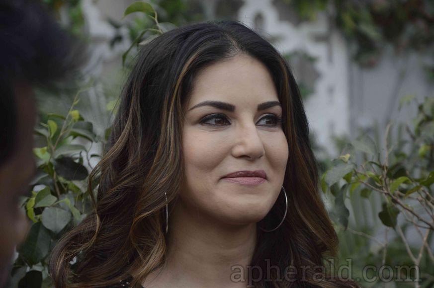 Sunny Leone Shoots Aahat Special Episode Photos