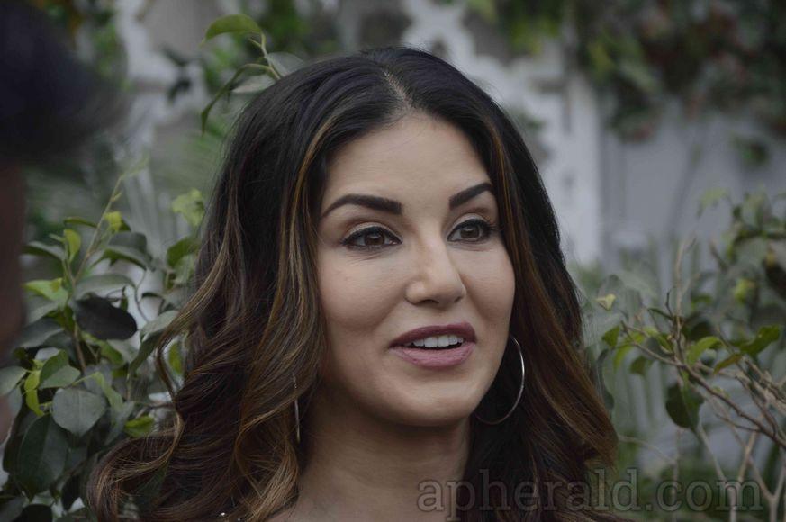 Sunny Leone Shoots Aahat Special Episode Photos
