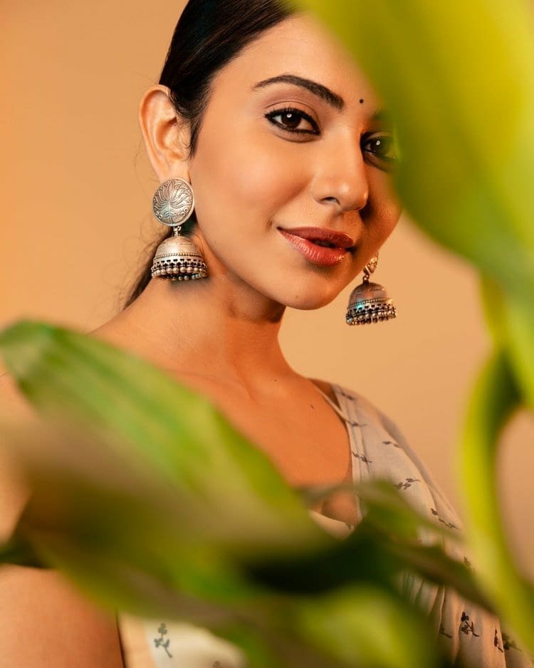 Tamil Oozes Hotness To New Level In Sleeveless Blouse And T