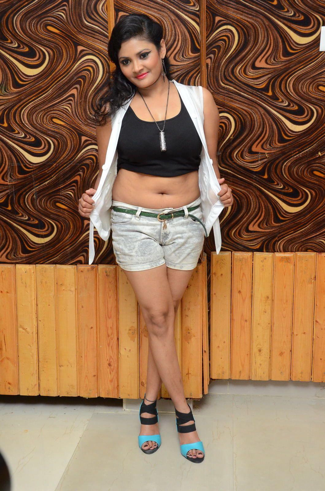 Vasavi Reddy Sexy Pics