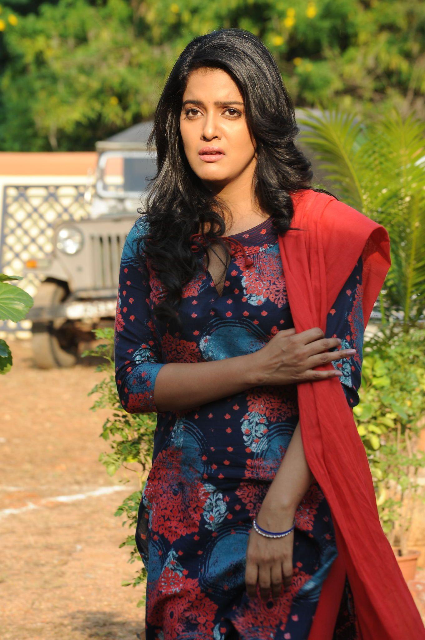 vishakha singh Cute Pics