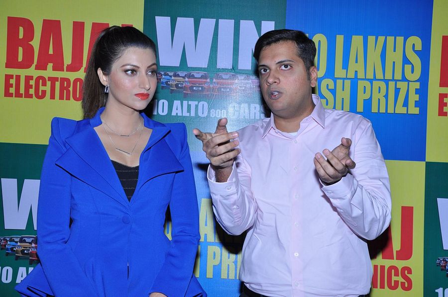 Actrees Hamsa Nandini And Shamili Swondaryarajan Bajaj Electronics Bumper Draw
