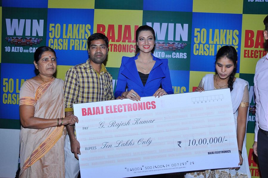 Actrees Hamsa Nandini And Shamili Swondaryarajan Bajaj Electronics Bumper Draw