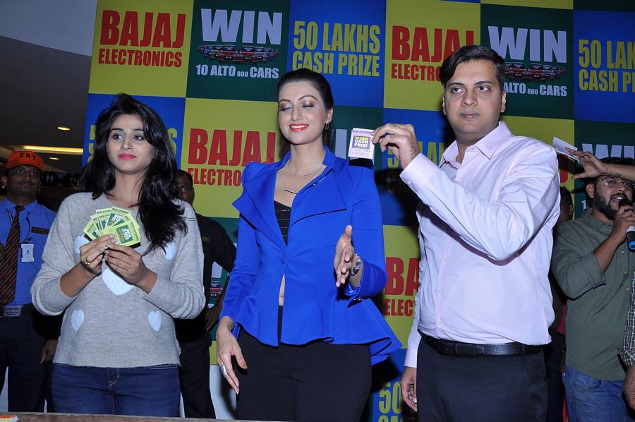 Actrees Hamsa Nandini And Shamili Swondaryarajan Bajaj Electronics Bumper Draw