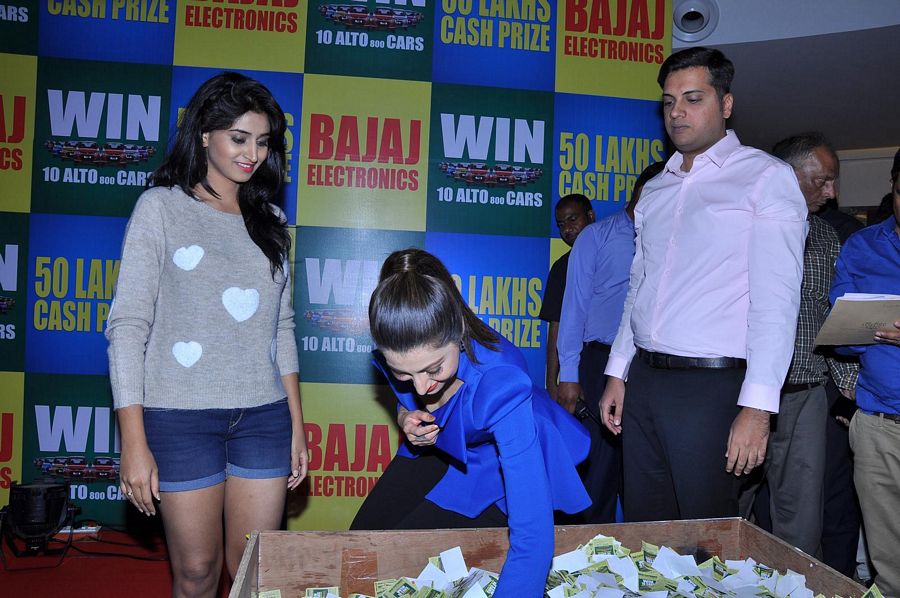 Actrees Hamsa Nandini And Shamili Swondaryarajan Bajaj Electronics Bumper Draw