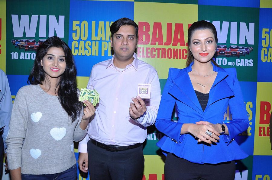 Actrees Hamsa Nandini And Shamili Swondaryarajan Bajaj Electronics Bumper Draw