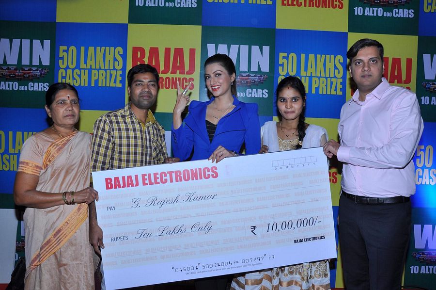 Actrees Hamsa Nandini And Shamili Swondaryarajan Bajaj Electronics Bumper Draw